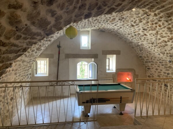 Salle de jeux avec billard, flipper, baby-foot