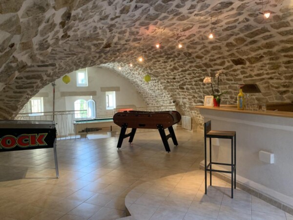 Salle de jeux avec billard, flipper, baby-foot