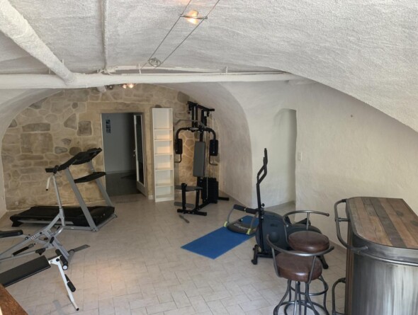 Salle de sport avec appareils fitness et musculation