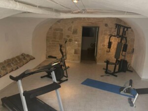 Salle de sport avec appareils fitness et musculation