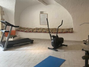 Salle de sport avec appareils fitness et musculation