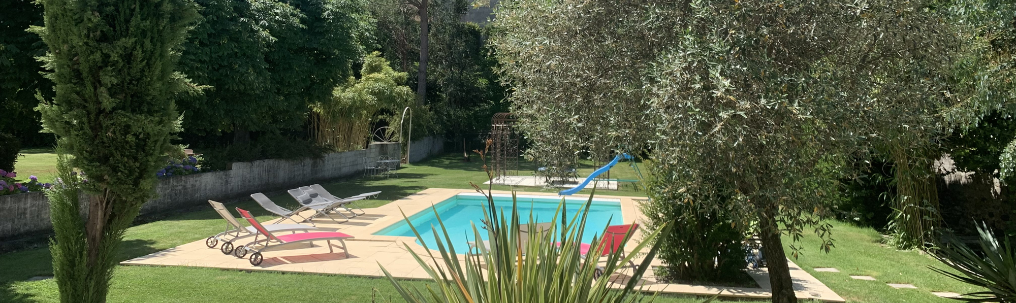 Maison Blanche Aubenas - Gîtes et Chambres d'hôtes avec piscine